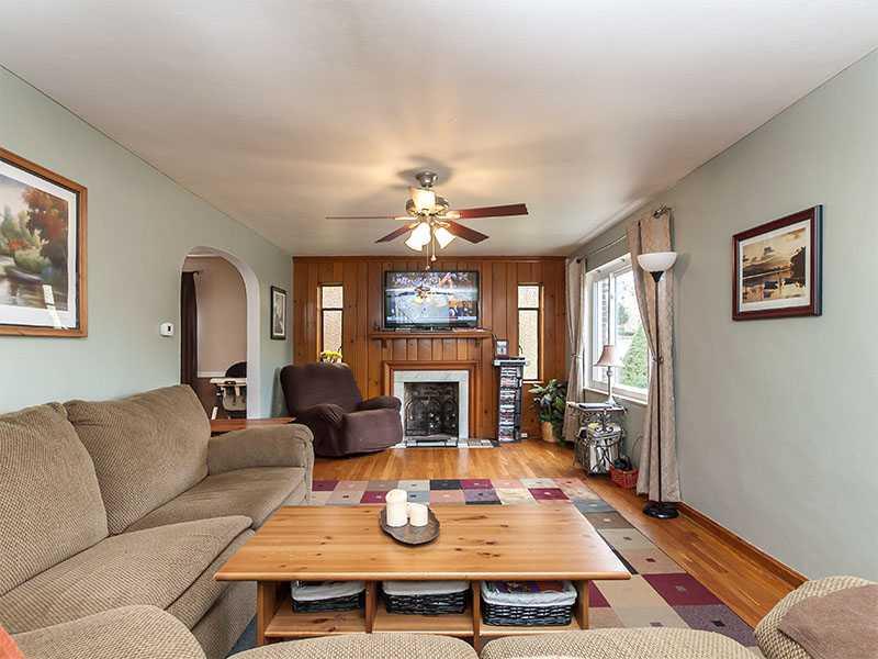 30 Leon Road Green Tree, PA 15220 - Photo 7 of 21 Living Room.