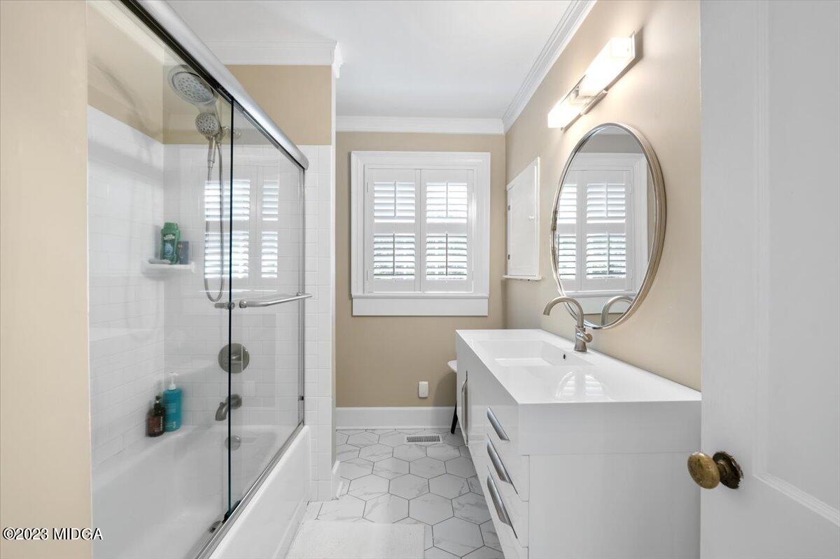 394 Overlook Road Macon, GA 31204 - Photo 11 of 29 a bathroom with a sink a mirror and a bathtub