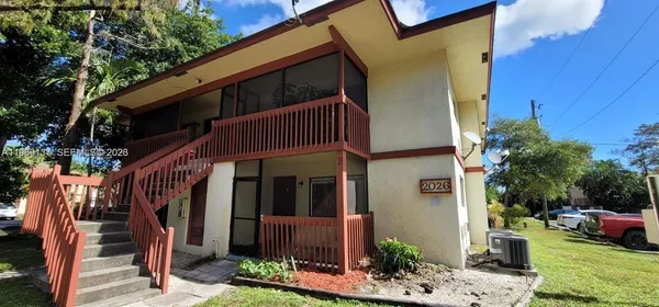 a view of front of house with yard