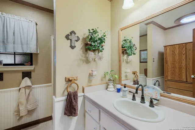 $2,200 | 1209 Oak Lane, Hondo, TX 78861