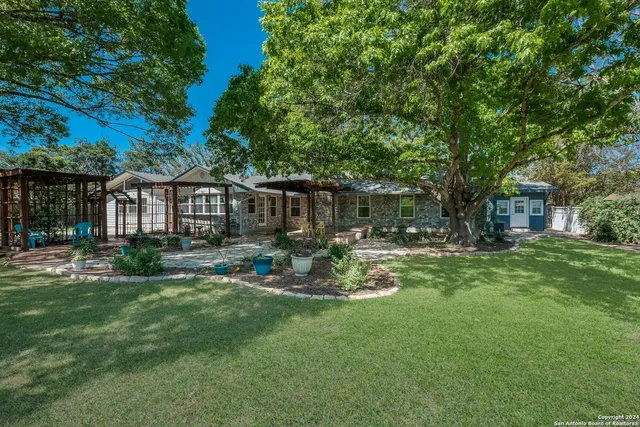 $2,200 | 1209 Oak Lane, Hondo, TX 78861