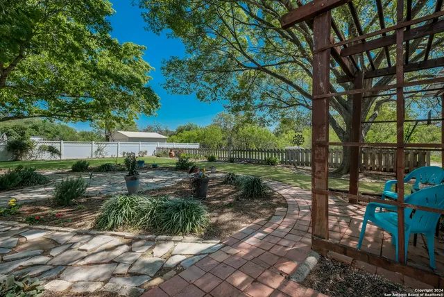 $2,200 | 1209 Oak Lane, Hondo, TX 78861