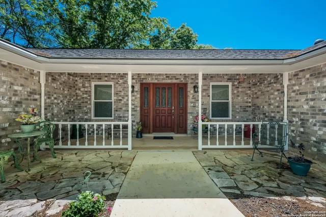 $2,200 | 1209 Oak Lane, Hondo, TX 78861