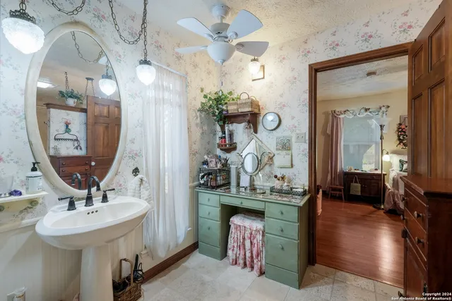 $2,200 | 1209 Oak Lane, Hondo, TX 78861