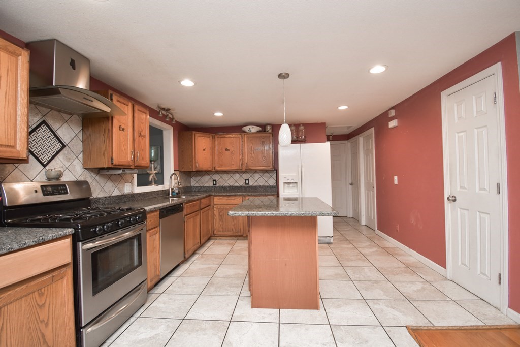 15 Ruthven Street Springfield, MA 01128 - Photo 11 of 34