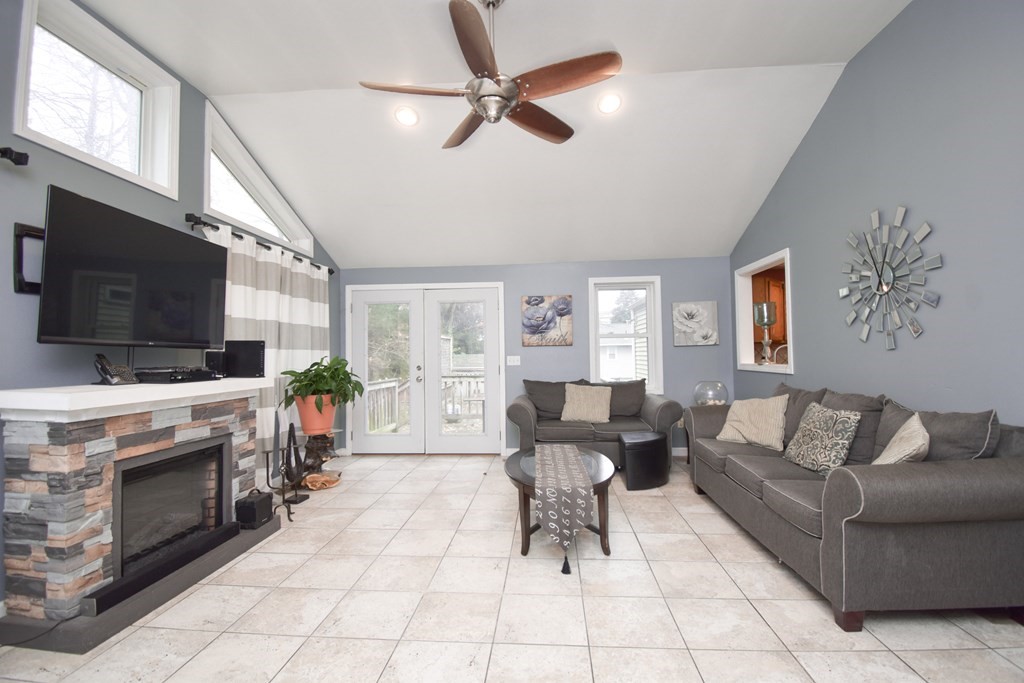 15 Ruthven Street Springfield, MA 01128 - Photo 3 of 34