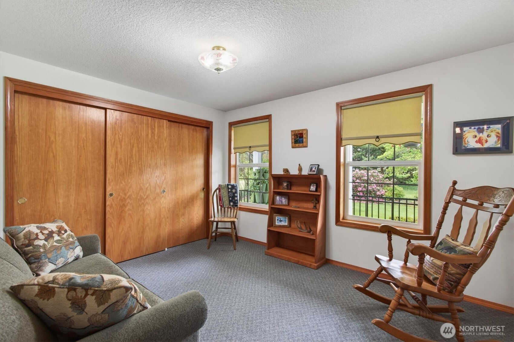 218 West Sunny Sands Road Cathlamet, WA 98612 - Photo 24 of 40 a living room with furniture and a window