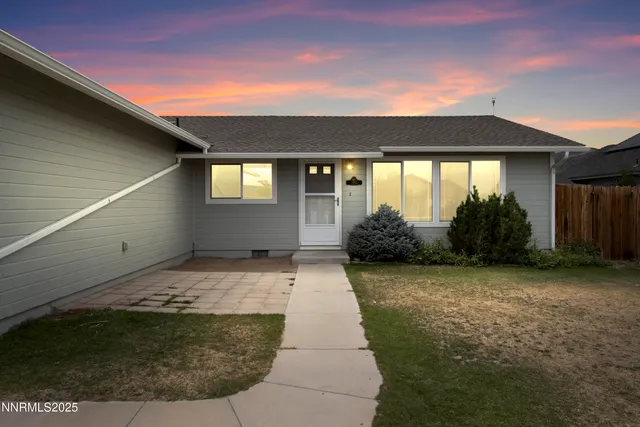 a view of a house with backyard and garden