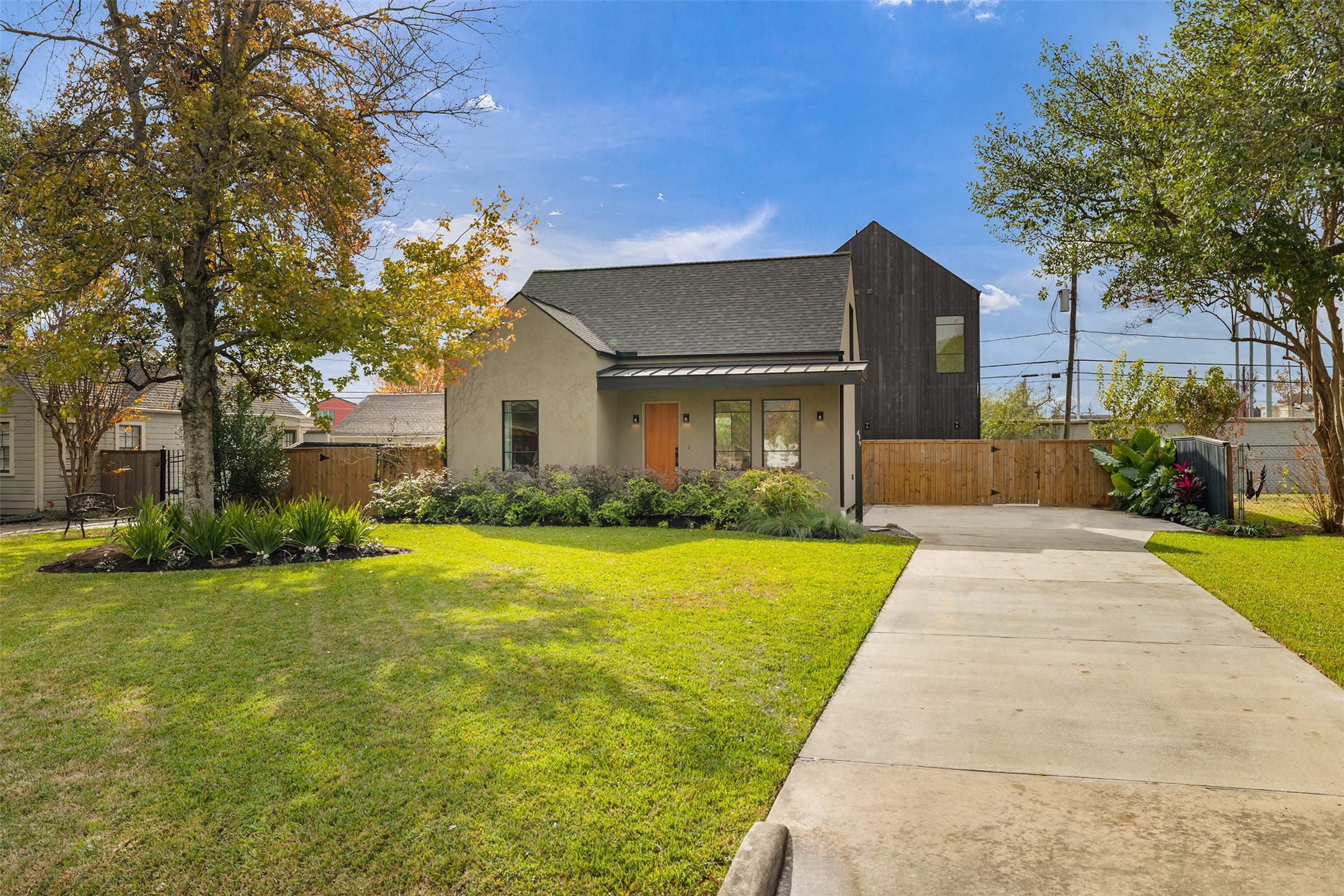 419 West 30th Street Houston, TX 77018 - Photo 2 of 45 a front view of house with yard and green space