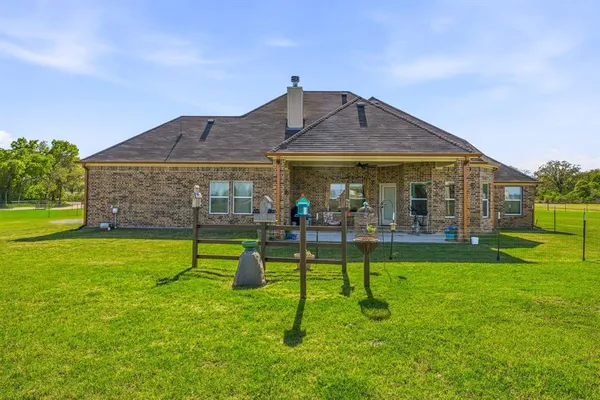 a view of house with a yard