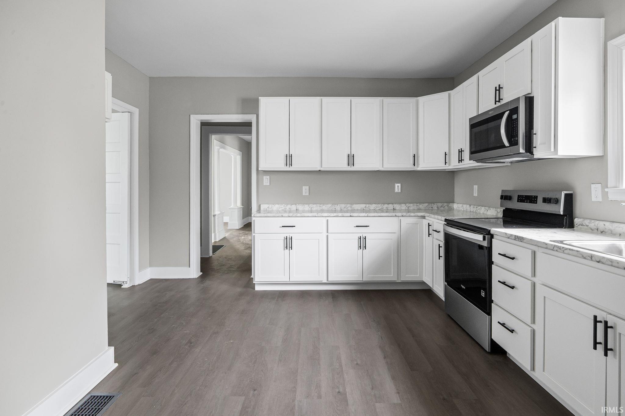 904 East Clinton Street Frankfort, IN 46041 - Photo 3 of 29