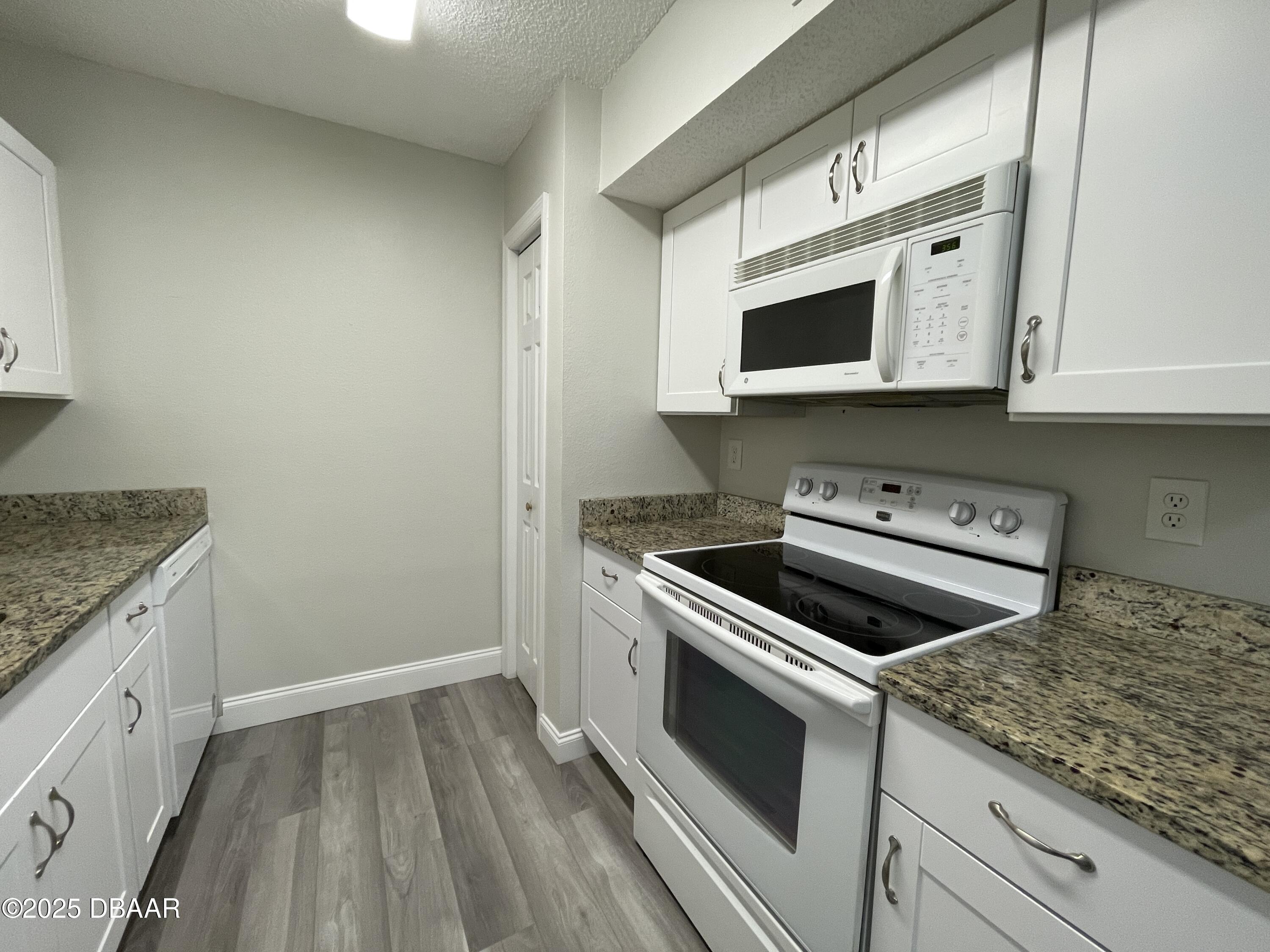 1600 Big Tree Road, Unit H3 Daytona Beach, FL 32119 - Photo 8 of 18 Kitchen