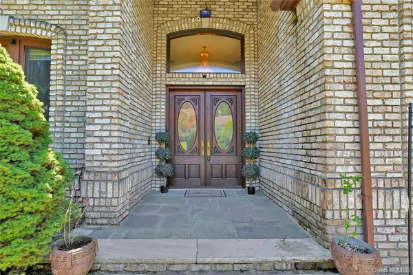 a view of entryway with interior