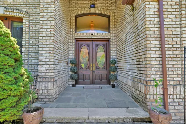 a view of entryway with interior