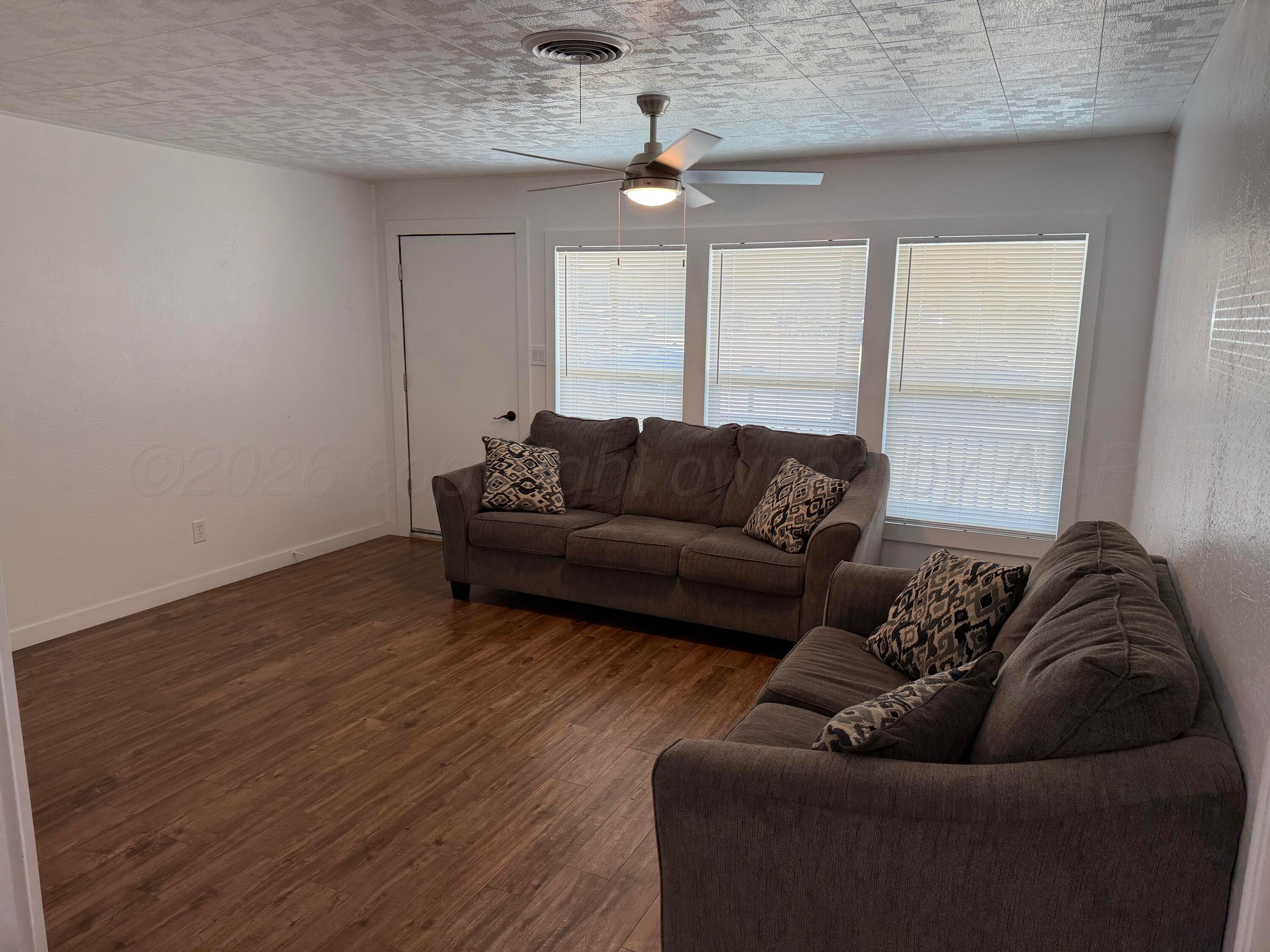 1032 Thrams Street Borger, TX 79007 - Photo 7 of 32 IMG_8943