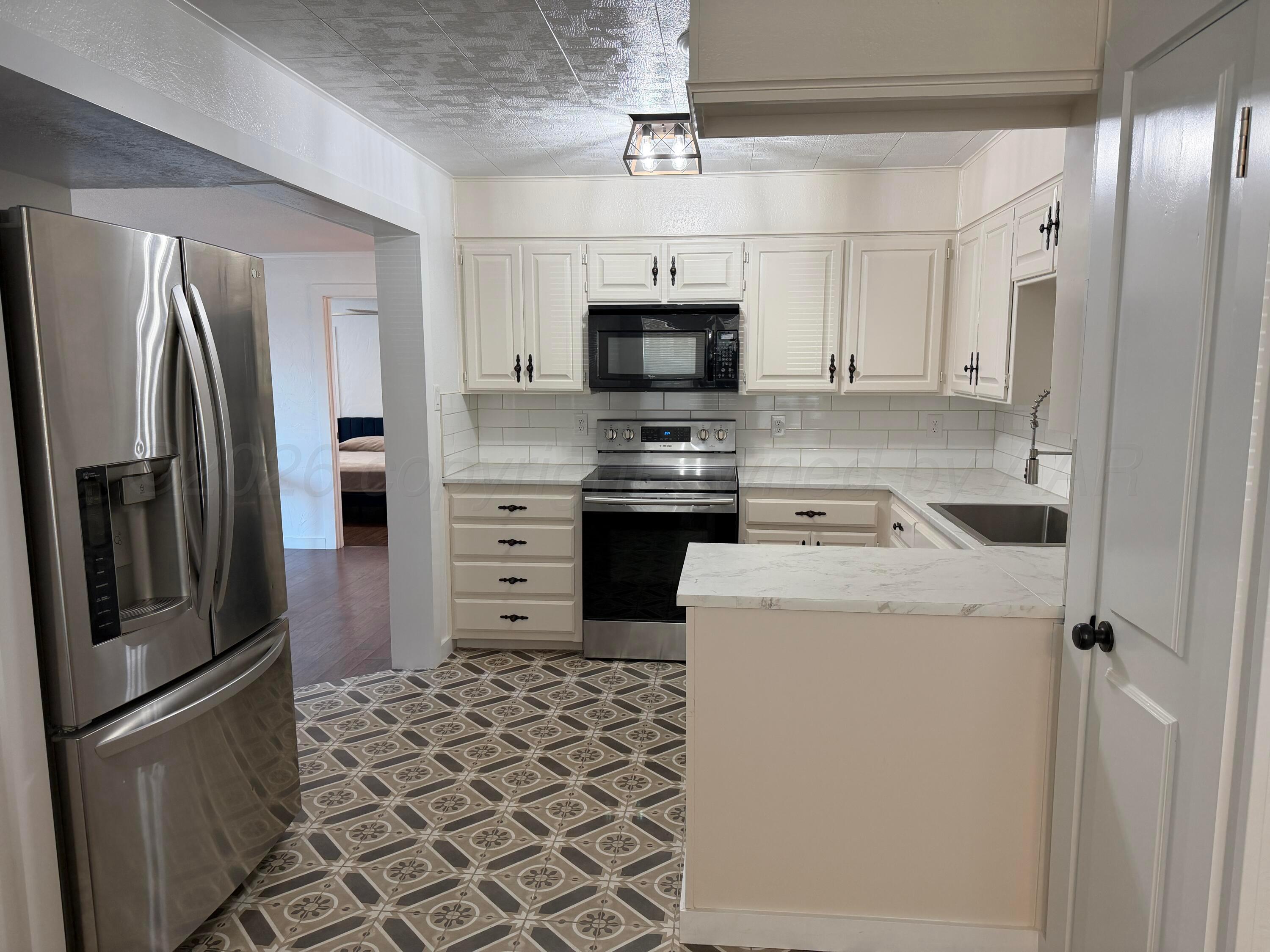 1032 Thrams Street Borger, TX 79007 - Photo 8 of 32 IMG_8944