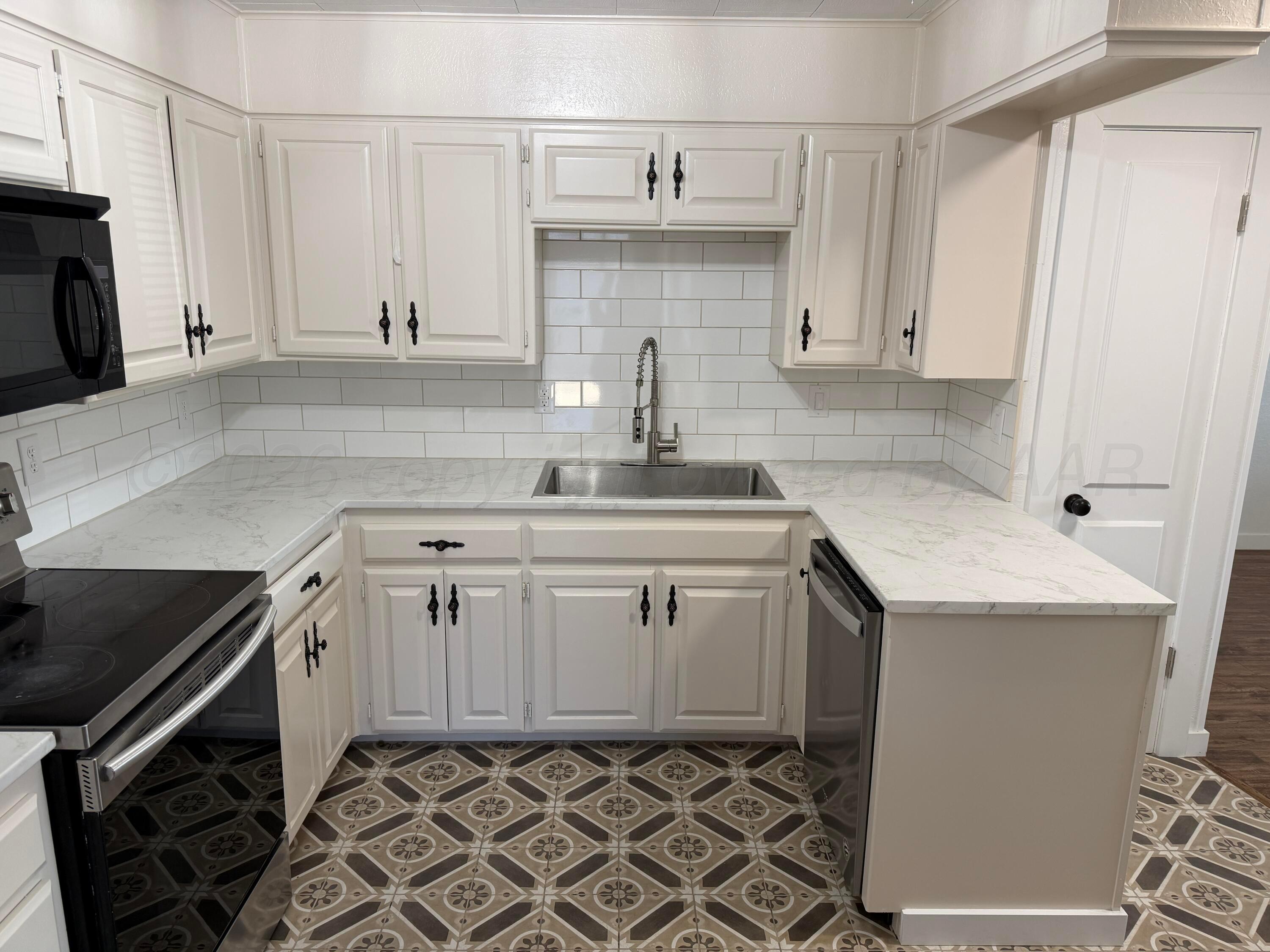 1032 Thrams Street Borger, TX 79007 - Photo 9 of 32 IMG_8954