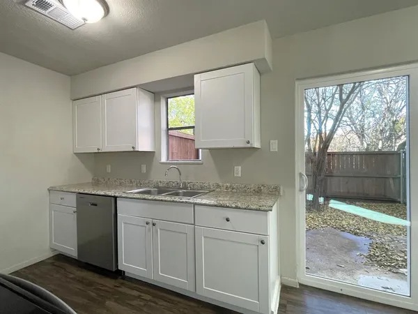 $1,500 | 2105 Knoll Crest Drive, Arlington, TX 76014