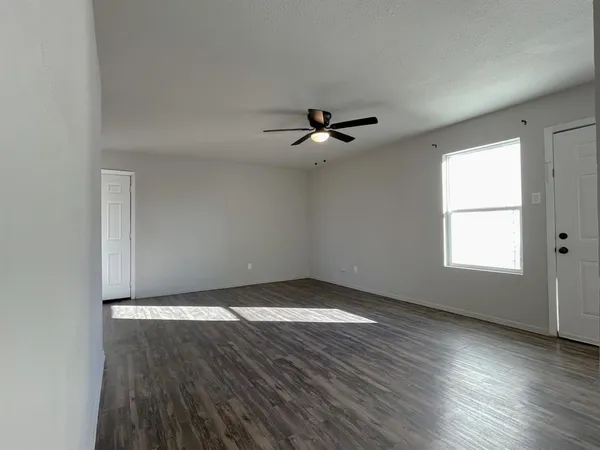 $1,500 | 2105 Knoll Crest Drive, Arlington, TX 76014