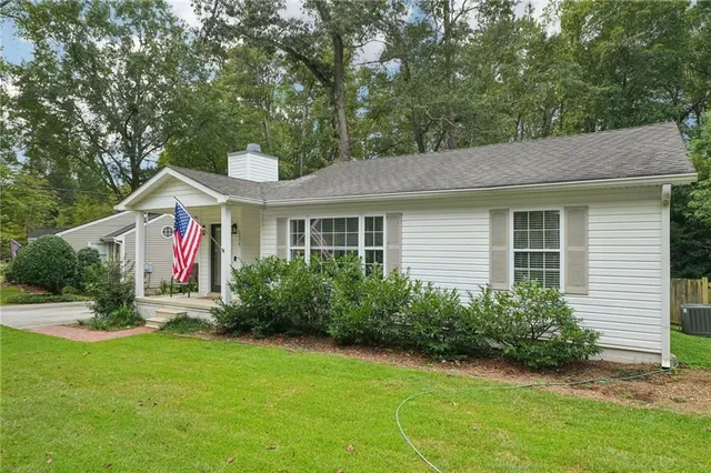 a view of an house with backyard space and garden