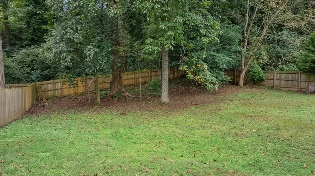 a view of a backyard