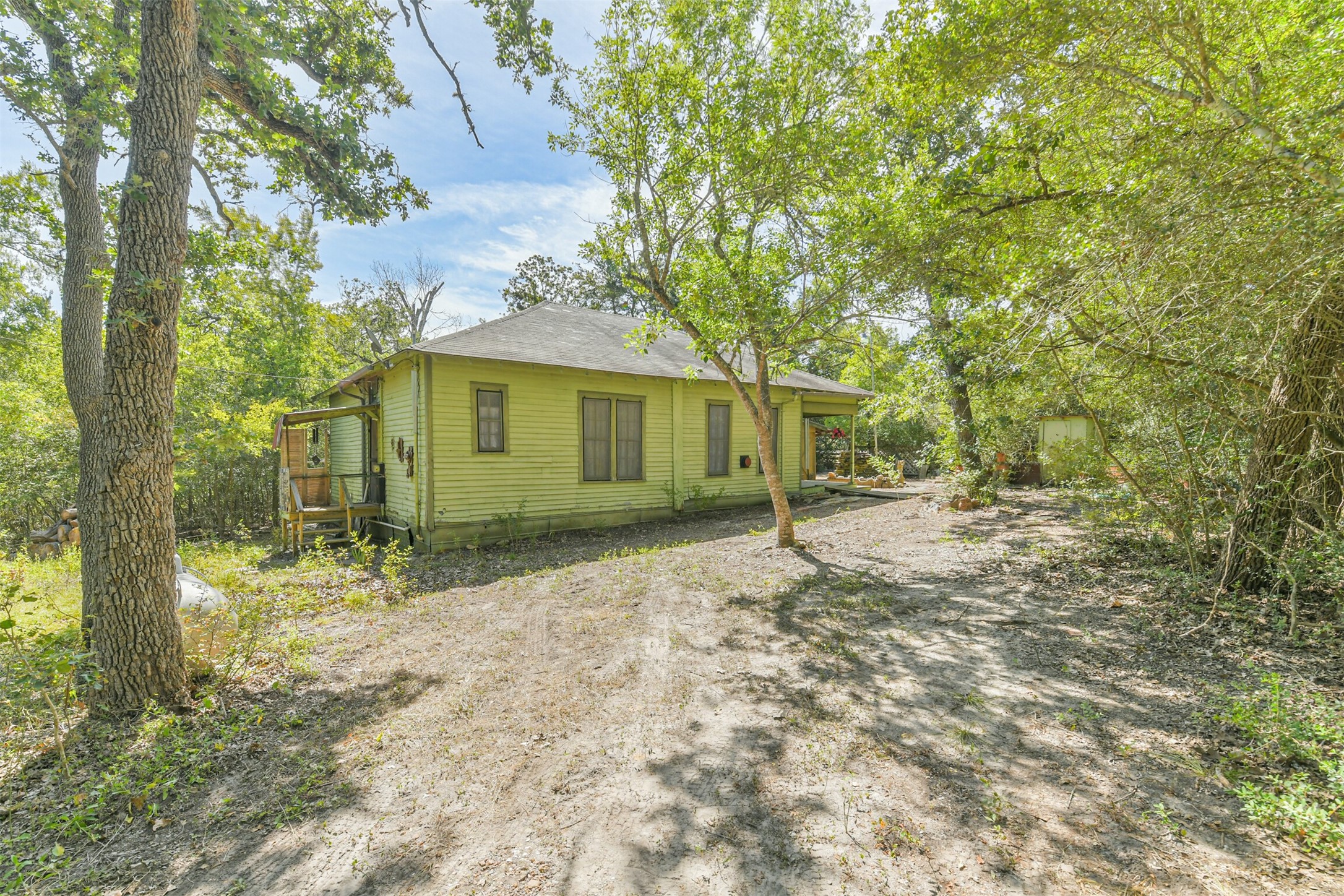 6606 Longpoint Road Burton, TX 77835 - Photo 29 of 35 Side view of hoiuse with parking from other entrance