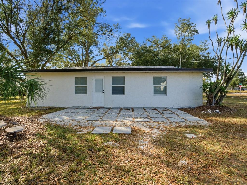 390 Hazel Circle Punta Gorda, FL 33982 - Photo 40 of 44 a backyard of a house