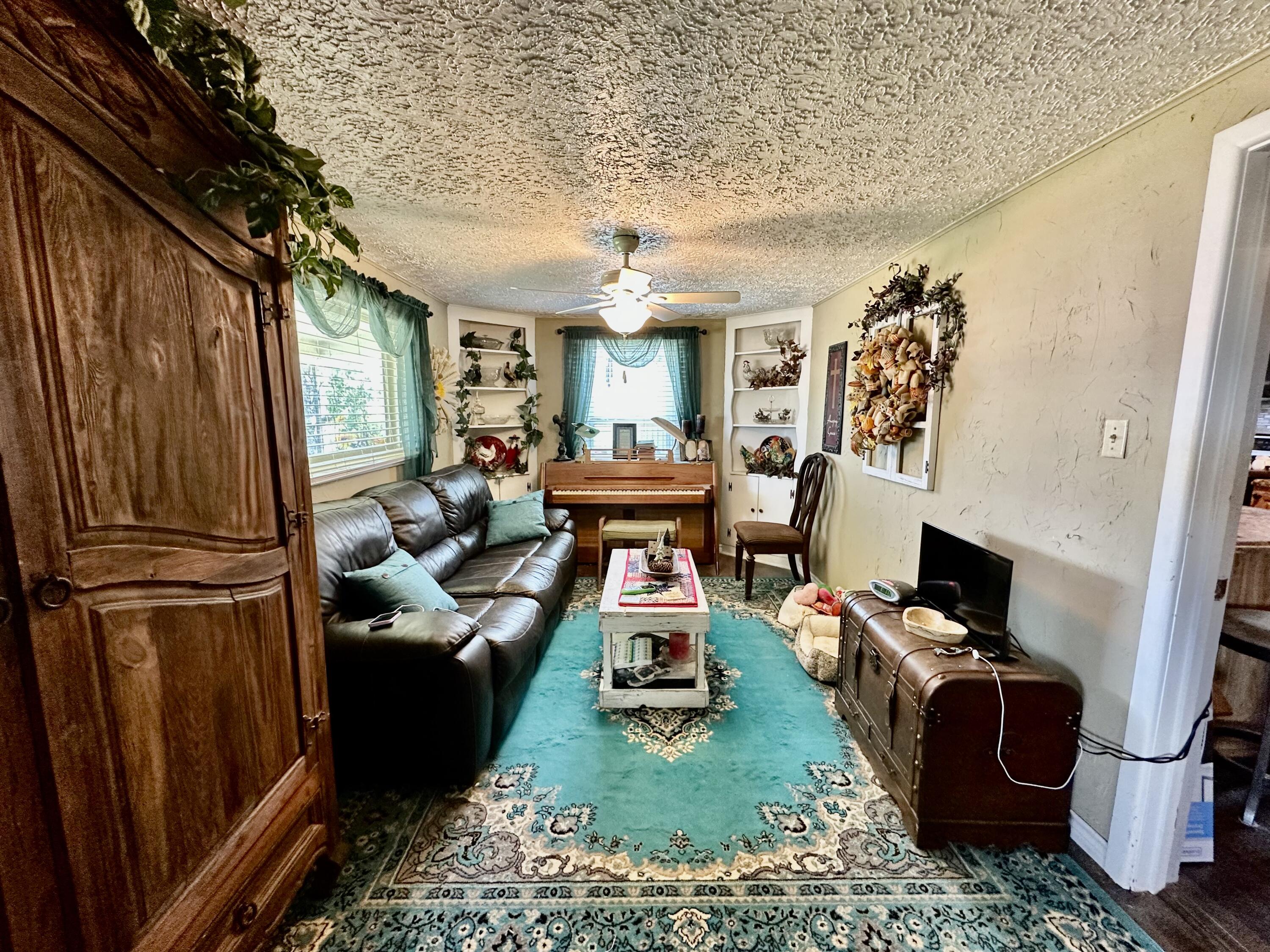 600 Mulberry Street Turkey, TX 79261 - Photo 12 of 29 a living room with furniture