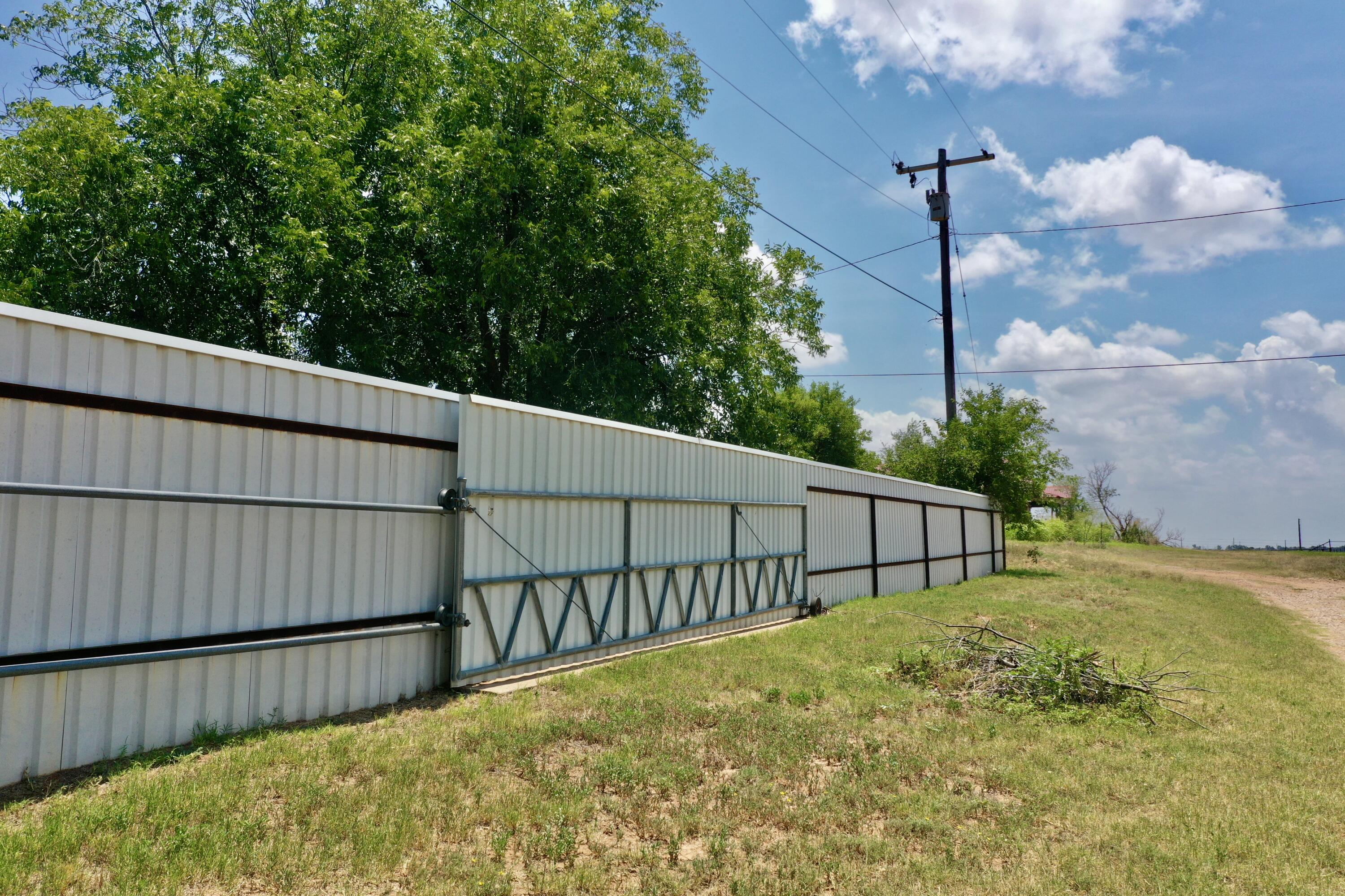 600 Mulberry Street Turkey, TX 79261 - Photo 4 of 29 a view of balcony with wooden fence