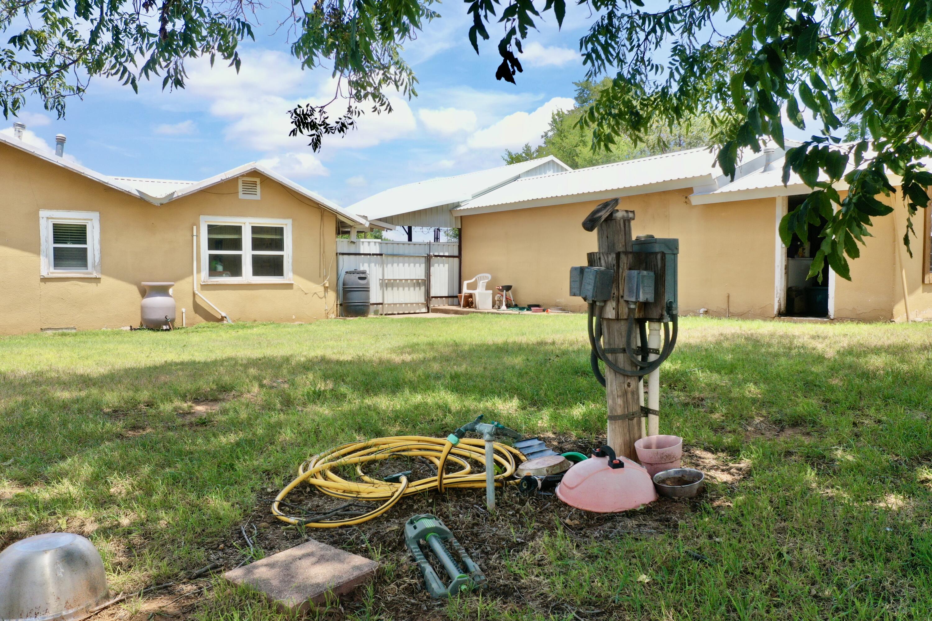 600 Mulberry Street Turkey, TX 79261 - Photo 10 of 29 a backyard of a house with table and chairs