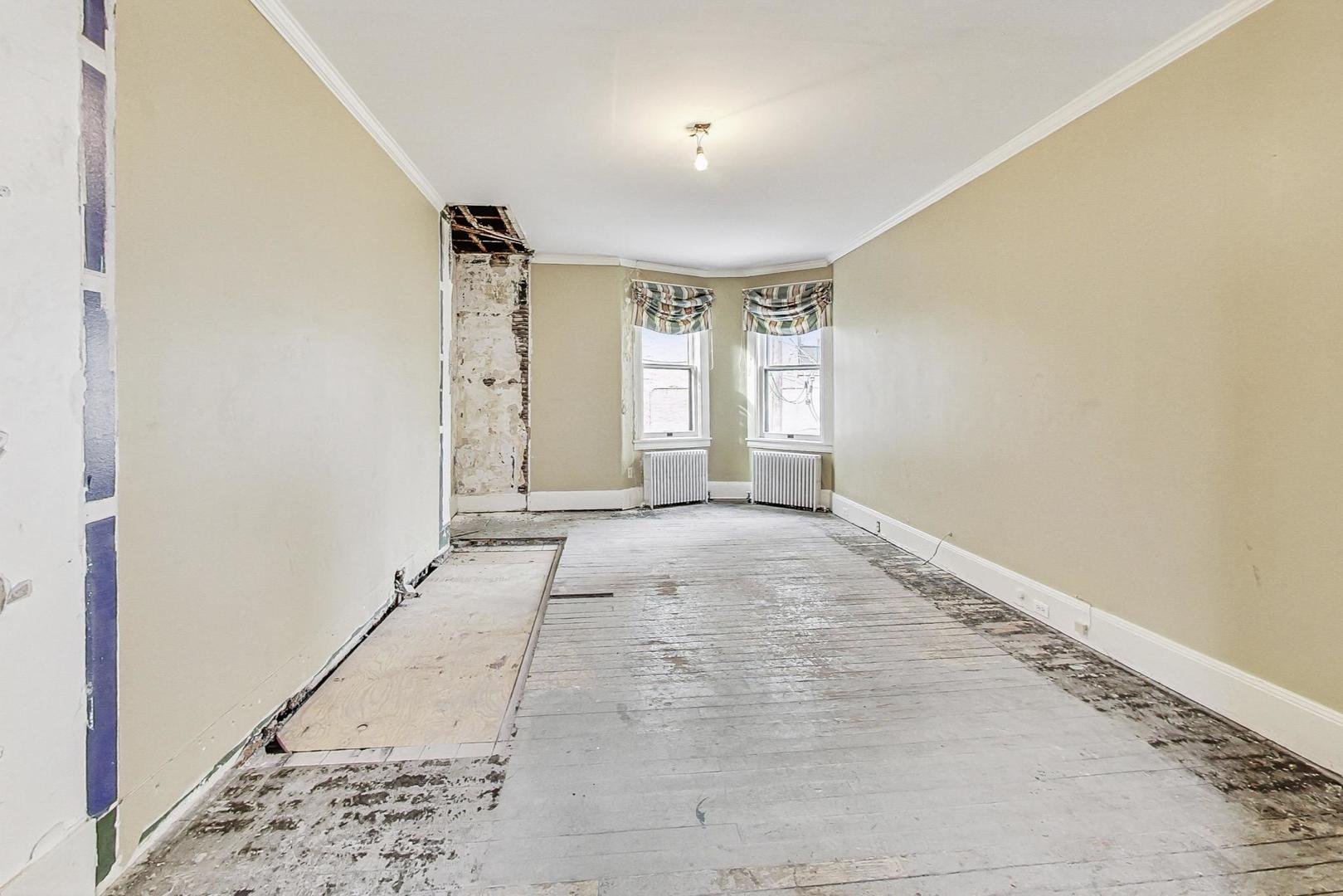 1310 North Astor Street Chicago, IL 60610 - Photo 19 of 33 an empty room with windows