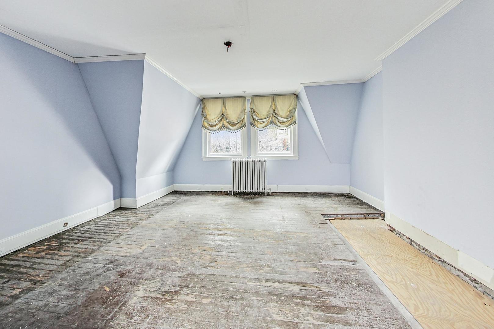 1310 North Astor Street Chicago, IL 60610 - Photo 20 of 33 an empty room with windows