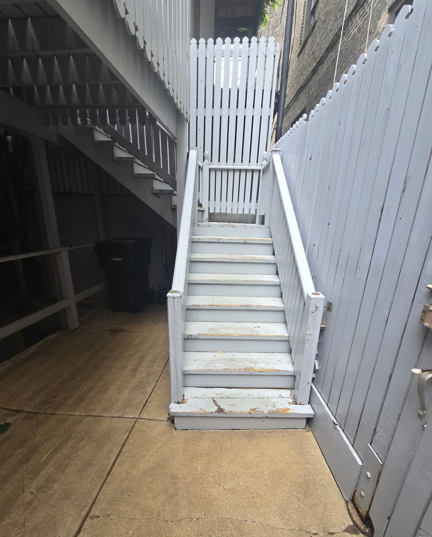 1310 North Astor Street Chicago, IL 60610 - Photo 26 of 33 a view of entryway with a front door