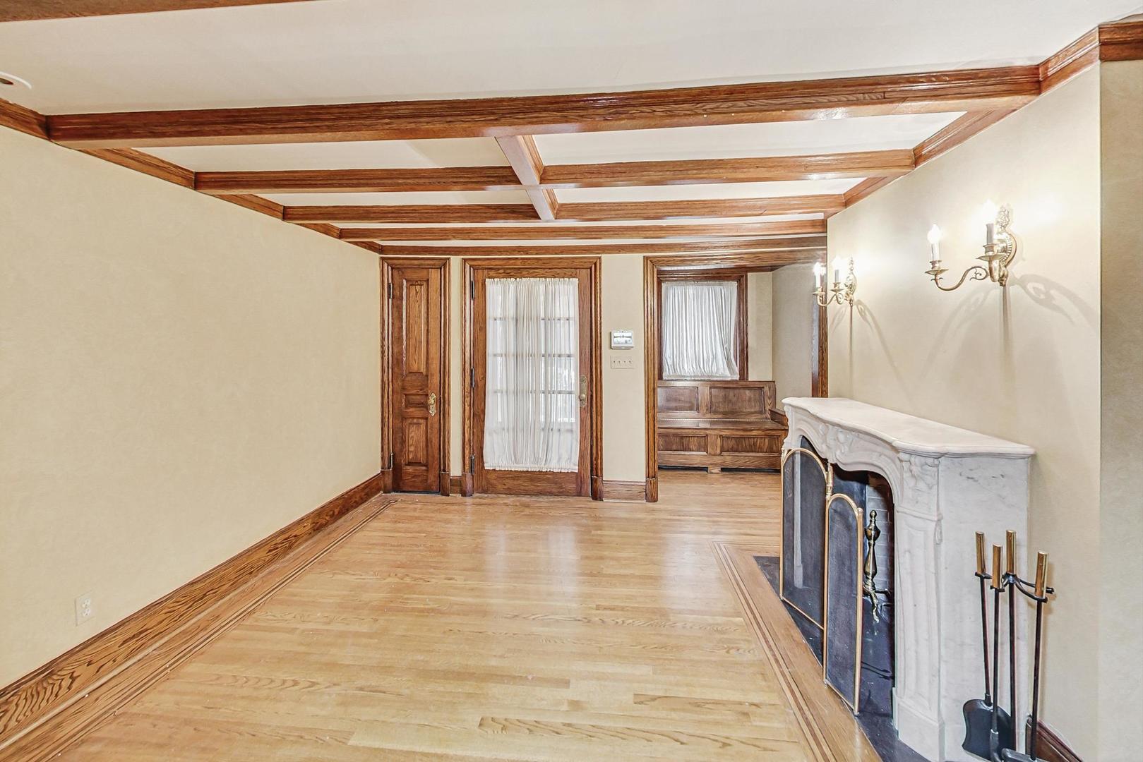 1310 North Astor Street Chicago, IL 60610 - Photo 6 of 33 a view of an entryway