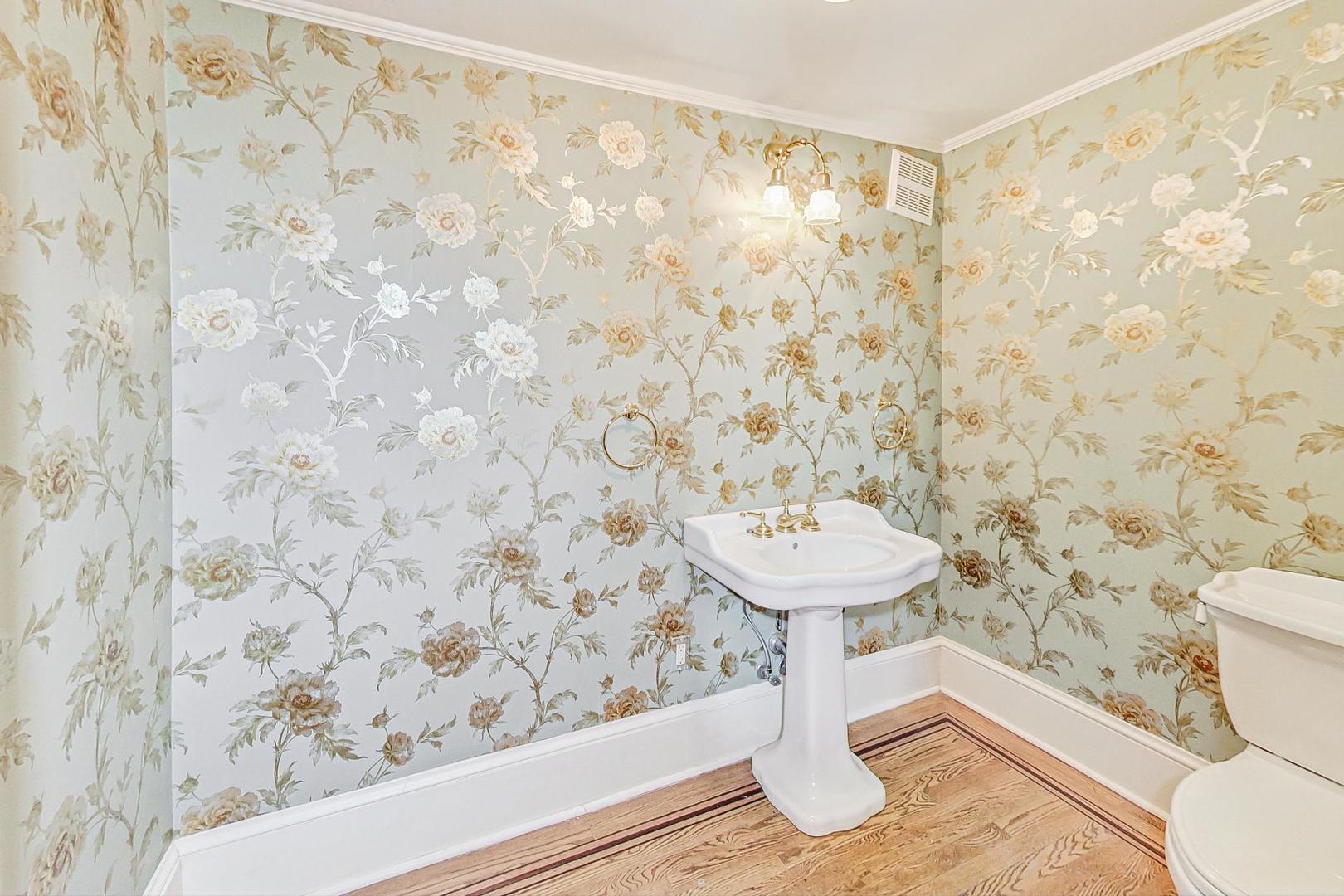 1310 North Astor Street Chicago, IL 60610 - Photo 7 of 33 a bathroom with a sink and a mirror