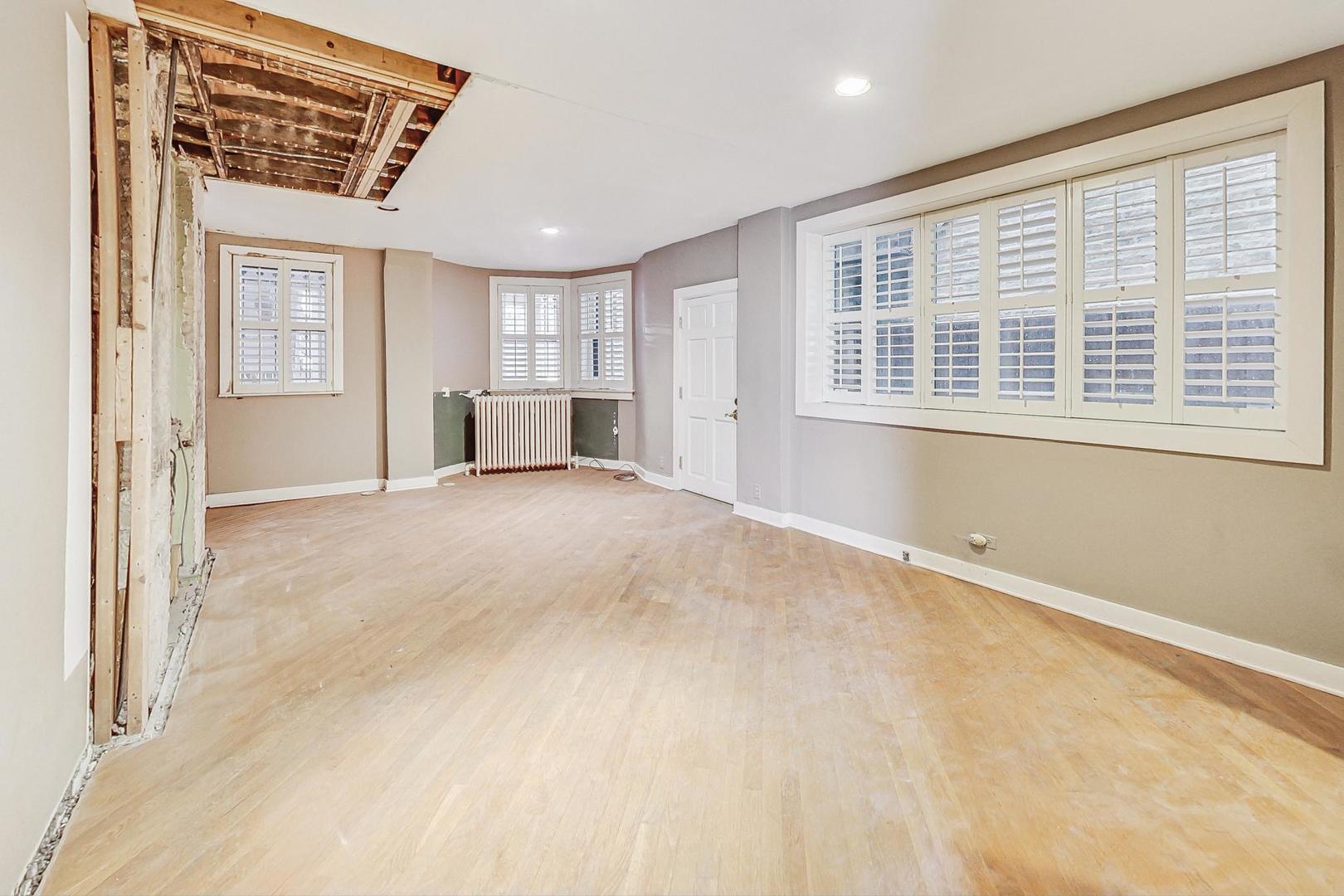1310 North Astor Street Chicago, IL 60610 - Photo 8 of 33 a view of an empty room with a window