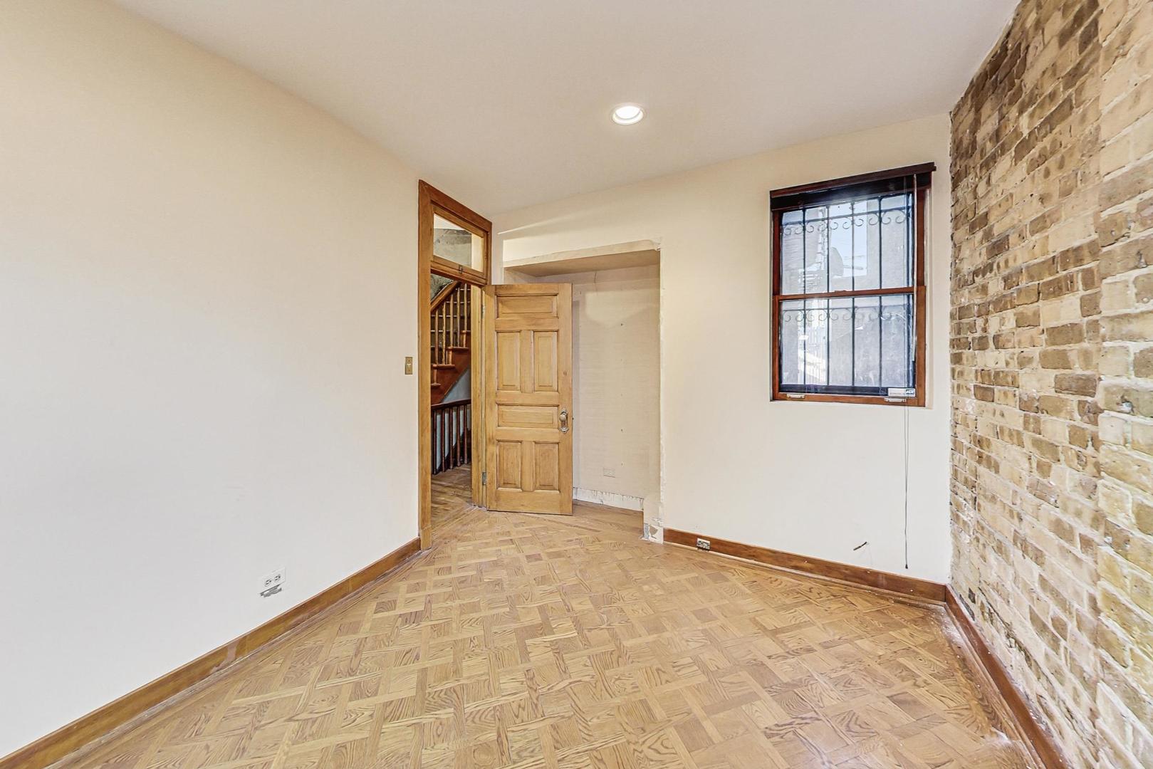 1310 North Astor Street Chicago, IL 60610 - Photo 10 of 33 an empty room with closet