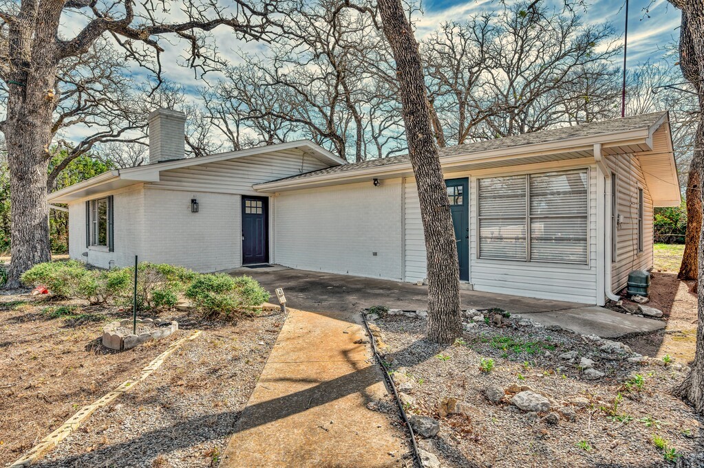 122 Teeling Trail Whitney, TX 76692 - Photo 2 of 31 a front view of house with yard