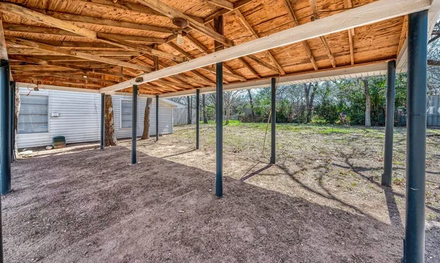 a view of a backyard