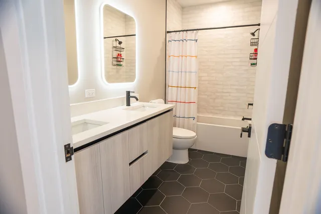 $1,050,000 | 1625 North Kedzie Avenue, Chicago, IL 60647