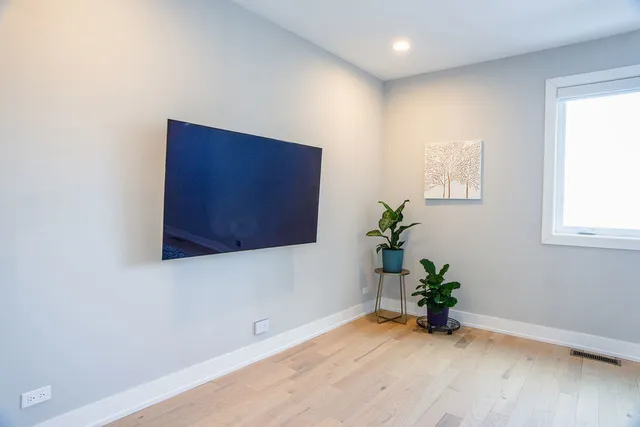 $1,050,000 | 1625 North Kedzie Avenue, Chicago, IL 60647