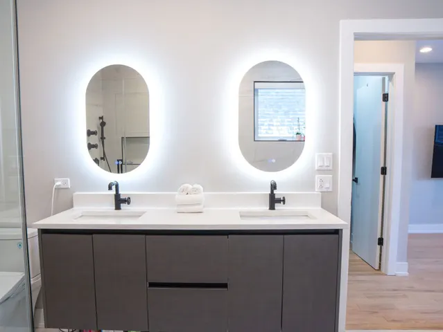 $1,050,000 | 1625 North Kedzie Avenue, Chicago, IL 60647