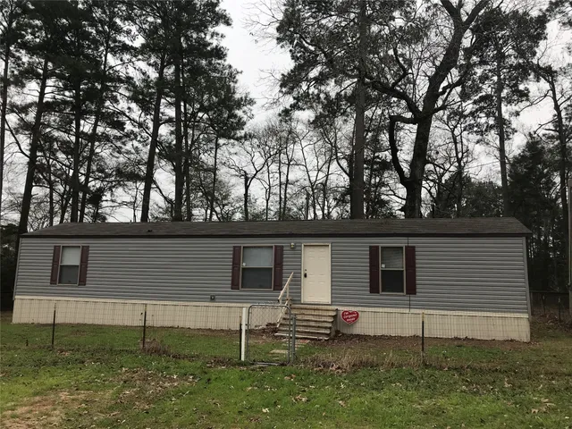 a view of a back yard of the house