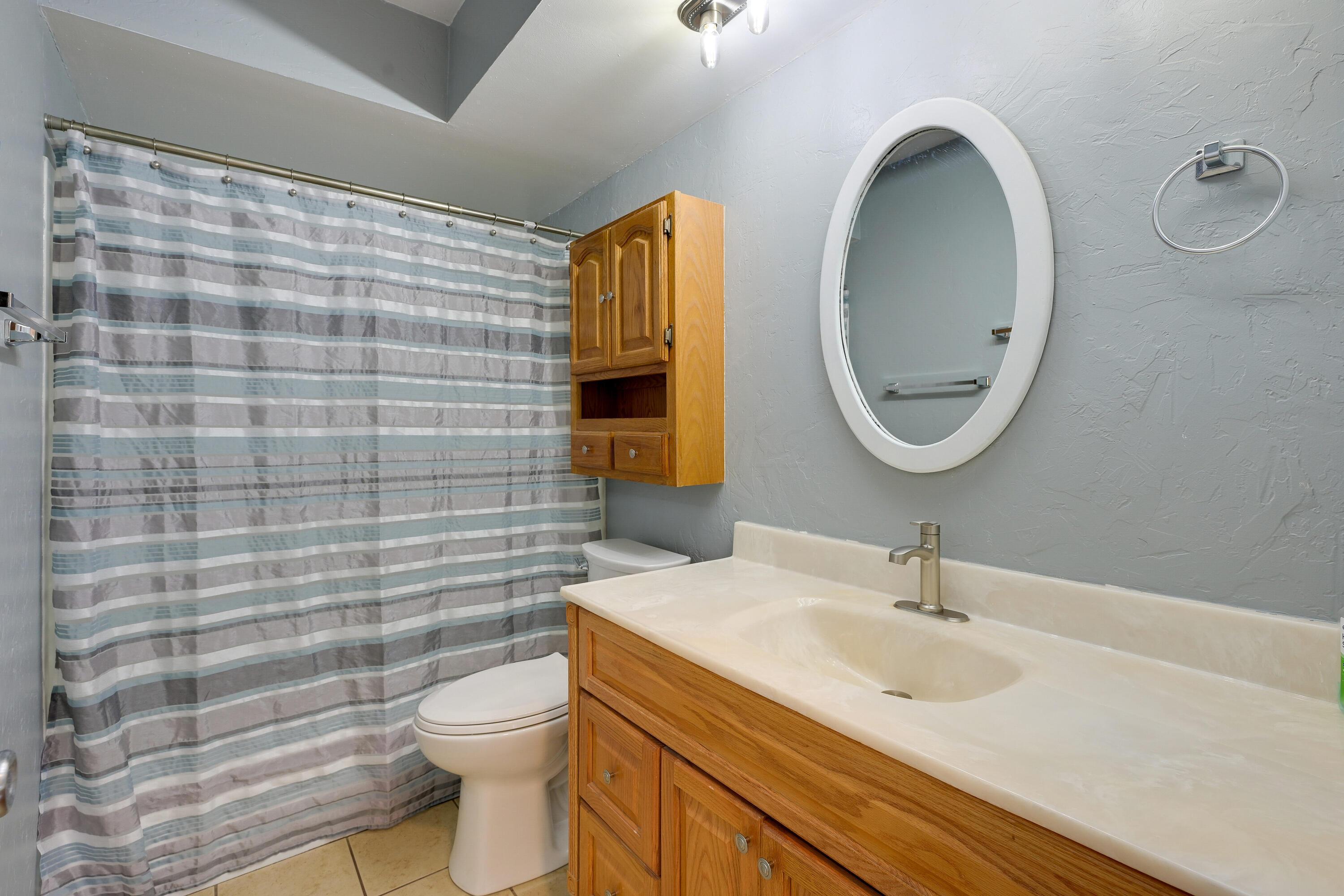 5383 Pine Bluff Road Columbus, OH 43229 - Photo 19 of 32 Full bath with tub off the hallway