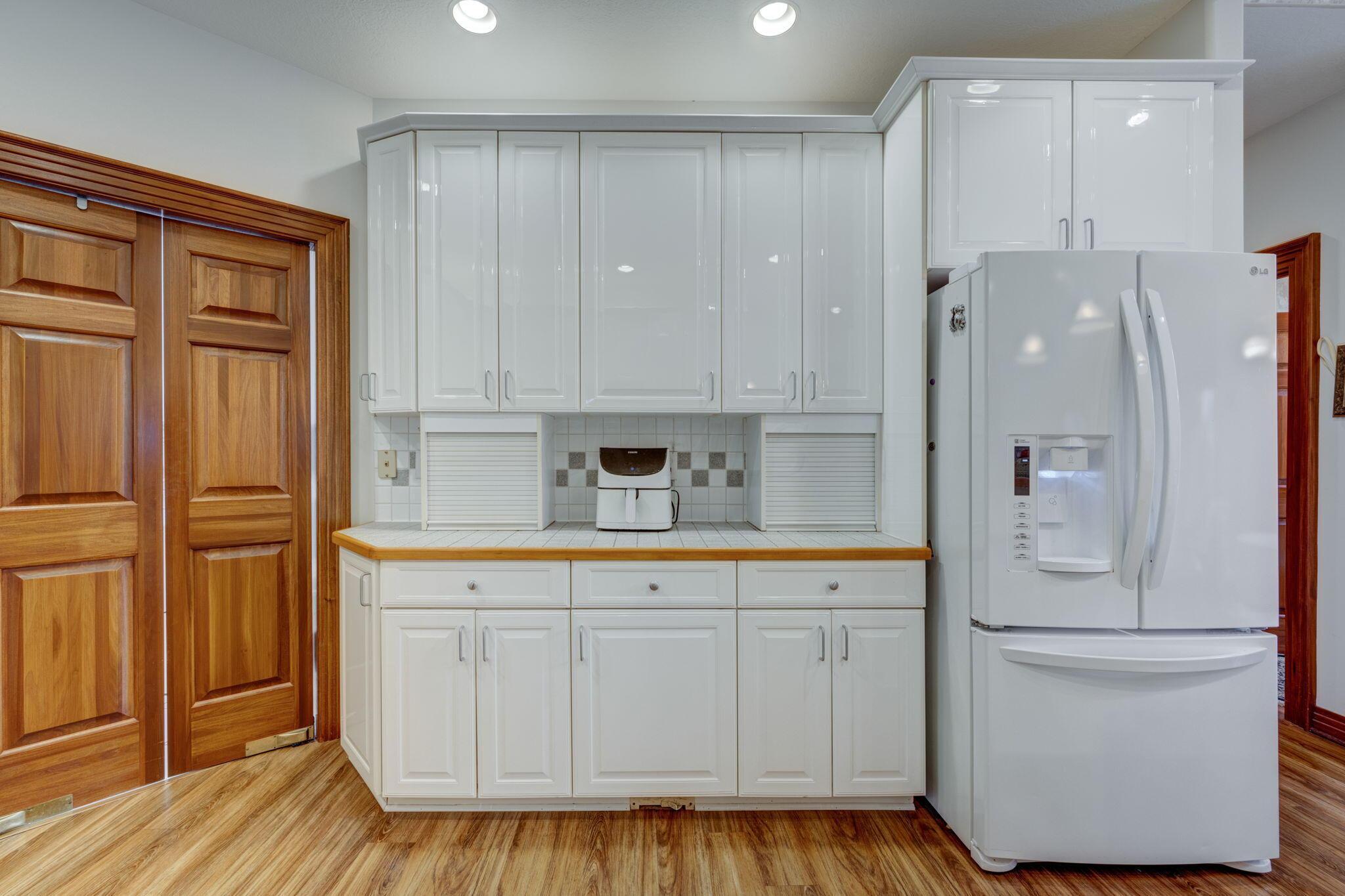 360 Kingsbury Road Delaware, OH 43015 - Photo 20 of 41 6 panel doors!