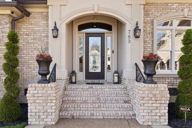 a view of an entryway with a livingroom