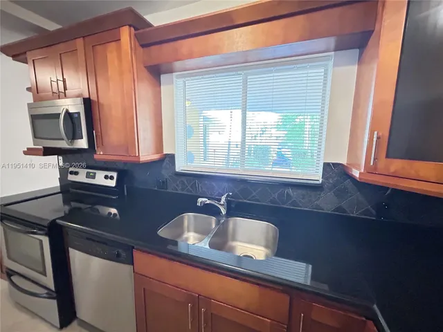 $1,995 | 2880 Pine Tree Drive, Unit 9, Miami Beach, FL 33140