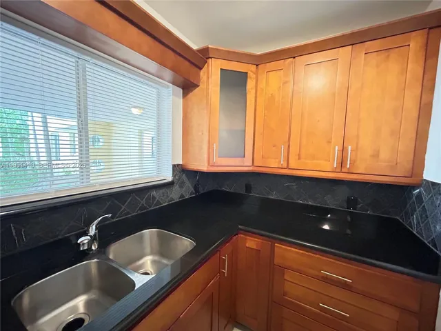 $1,995 | 2880 Pine Tree Drive, Unit 9, Miami Beach, FL 33140