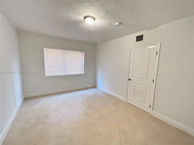 $1,995 | 2880 Pine Tree Drive, Unit 9, Miami Beach, FL 33140