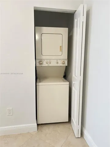 $1,995 | 2880 Pine Tree Drive, Unit 9, Miami Beach, FL 33140